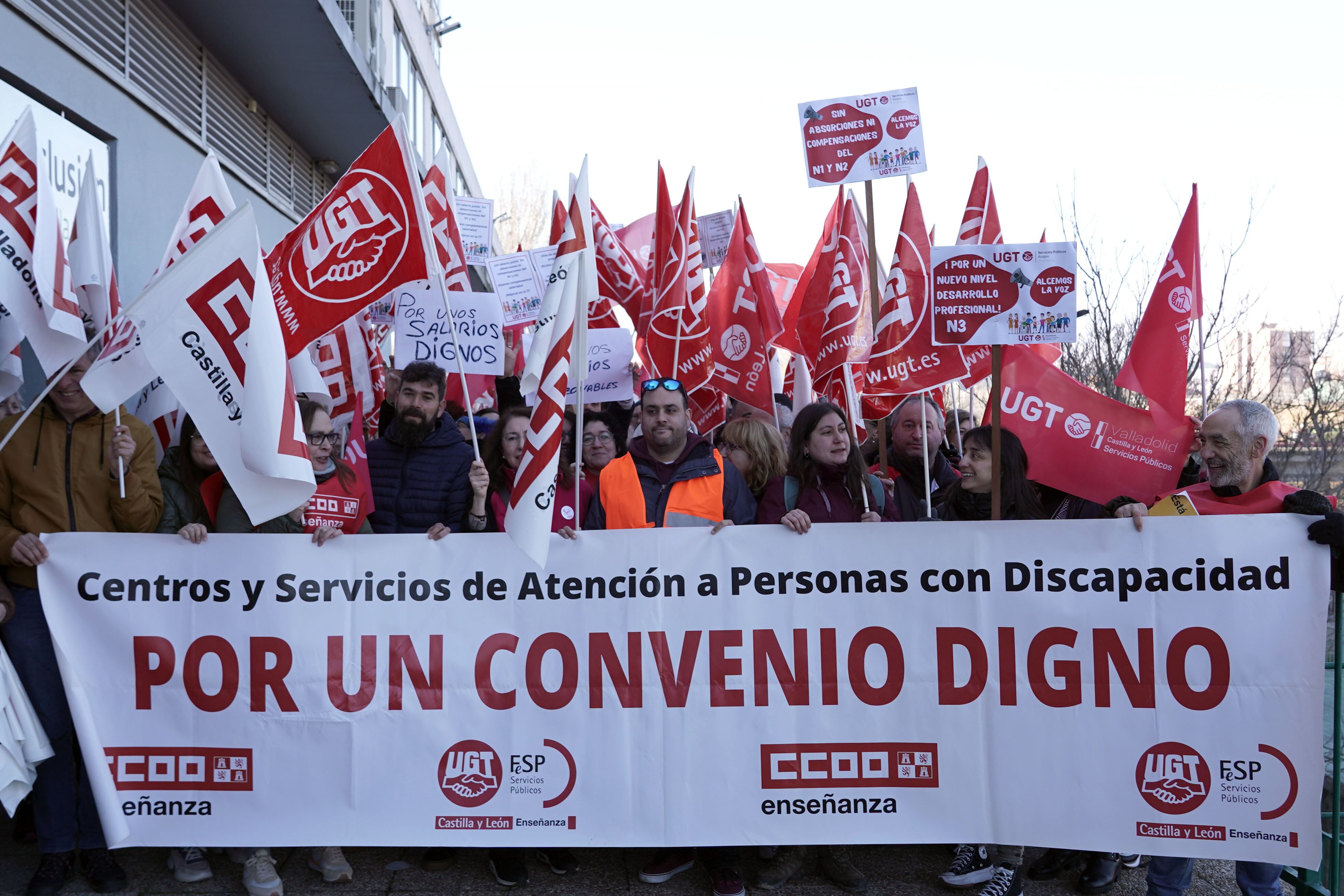 UGT y CCOO se concentran como protesta por el bloqueo de la negociaci�n del convenio colectivo de trabajadores de atenci�n a la discapacidad, que afecta a 200.000 trabajadores en todo el pa�s y, de ellos, 12.000 en Castilla y Le�n