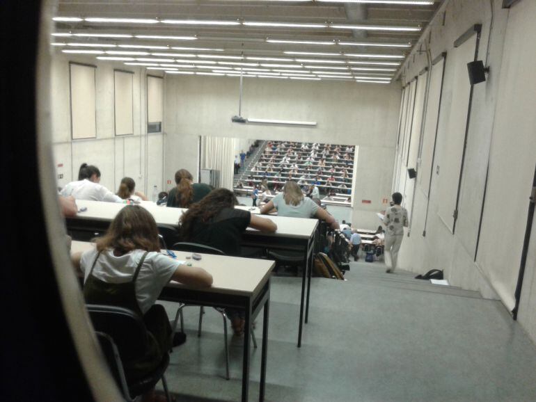 Vista del interior del aula 09 de la UPNA donde los estudiantes se examinan de Lengua y Literatura