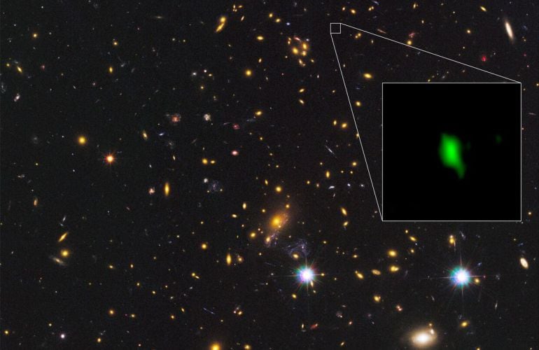 Imagen de la galaxia con oxígeno más lejana de la Tierra que acaba de detectar el telescopio ALMA.