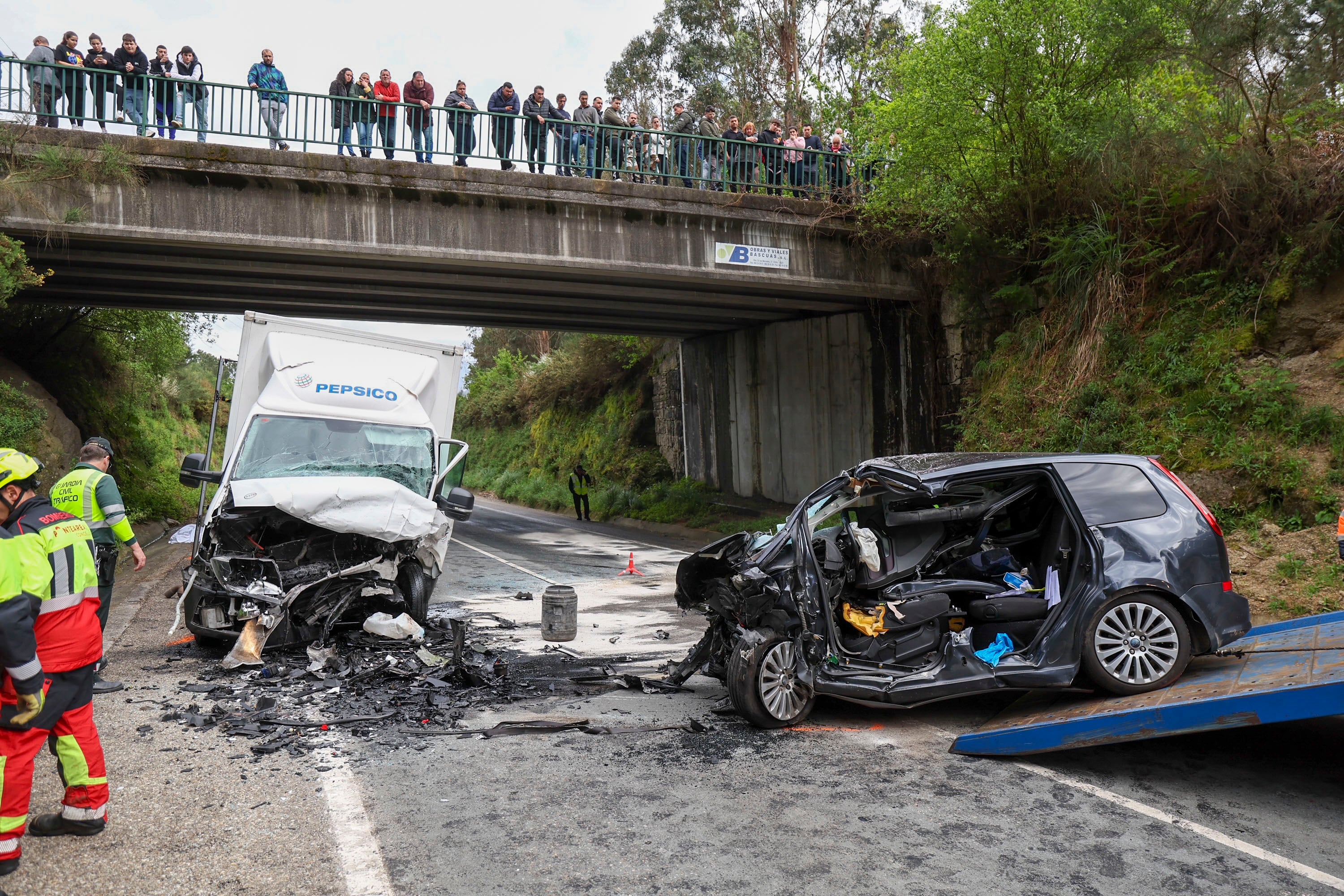 SALVATERRA DO MIÑO (GALICIA), 03/04/2024.- Fotografía del estado de los vehículos tras un accidente que deja un muerto y dos heridos graves este miércoles, en Salvaterra do Miño (Galicia). Una persona ha fallecido y otras dos han resultado heridas en un accidente ocurrido esta tarde en Salvaterra de Miño. El siniestro se produjo entre un camión de reparto de pequeñas dimensiones y un turismo en torno a las cuatro y media de la tarde en el kilómetro 14 de la PO-510, según fuentes de la Guardia Civil.EFE/ Sxenick