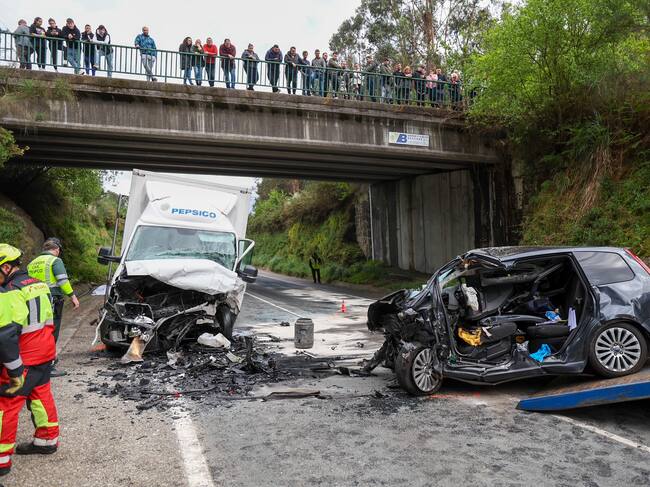 SALVATERRA DO MIÑO (GALICIA), 03/04/2024.- Fotografía del estado de los vehículos tras un accidente que deja un muerto y dos heridos graves este miércoles, en Salvaterra do Miño (Galicia). Una persona ha fallecido y otras dos han resultado heridas en un accidente ocurrido esta tarde en Salvaterra de Miño. El siniestro se produjo entre un camión de reparto de pequeñas dimensiones y un turismo en torno a las cuatro y media de la tarde en el kilómetro 14 de la PO-510, según fuentes de la Guardia Civil.EFE/ Sxenick