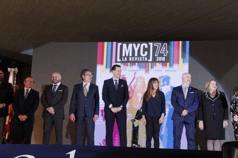 El alcalde de Elda, Rubén Alfaro, y la edil de Fiestas, Laura Rizo, en el centro de la imagen, durante la Gala de la Junta Central 