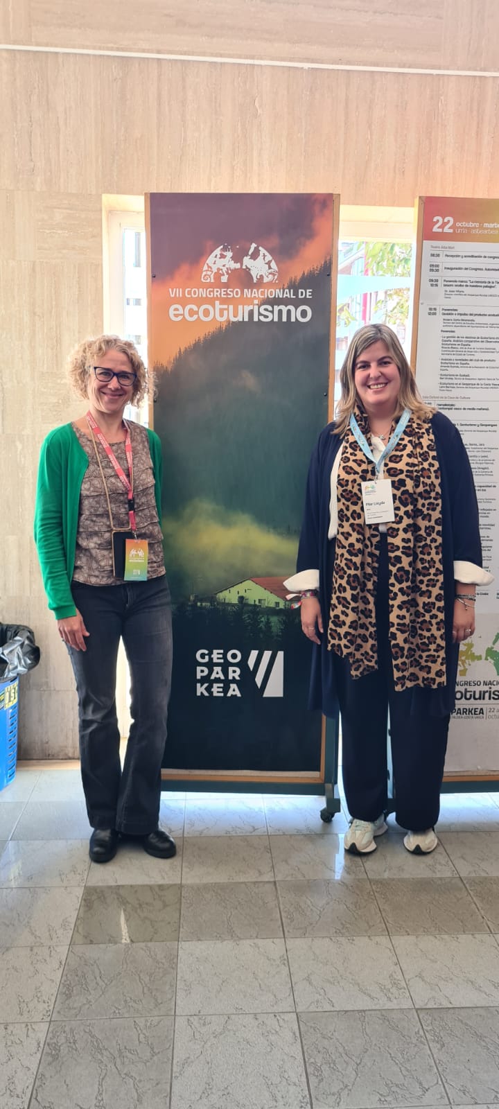 Amanda Guzman, gerente del club de Ecoturismo, y Pilar Lleyda, vicepresidenta de la Comarca de Somontano