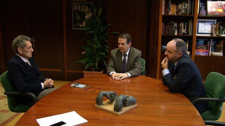 Un momento de la reunión mantenida entre el presidente del Celta, Carlos Mouriño, su director general, Antonio Chaves y el alcalde de Vigo, Abel Caballero que estuvo acompañado del concejal de Fomento, David Regades.