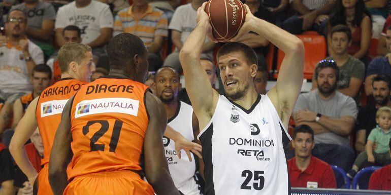 El pívot croata del Dominion Bilbao Basket Ivan Buva (d) con el balón ante el pívot senegalés del Montakit Fuenlabrada Moussa Diagné (i) durante el partido de la primera jornada de Liga ACB disputado hoy en el pabellón Fernando Martín de Fuenlabrada