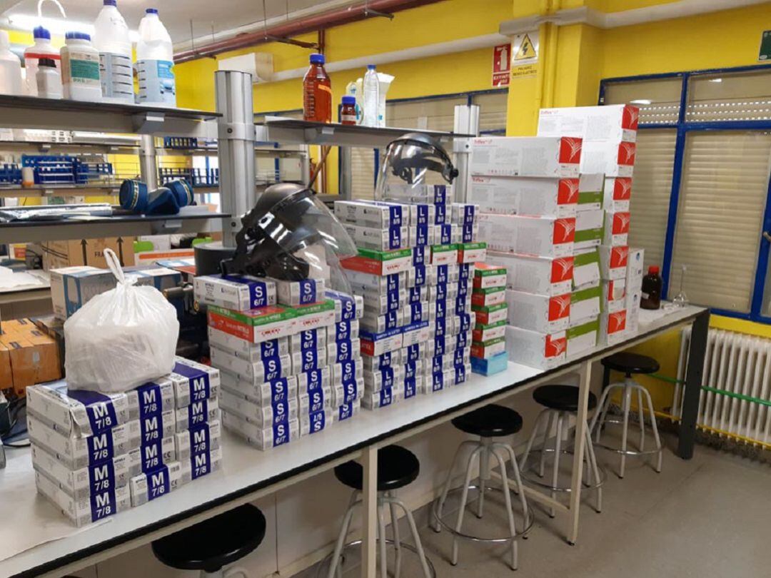 El material donado incluye guantes, mascarillas y gafas antisalpicaduras
