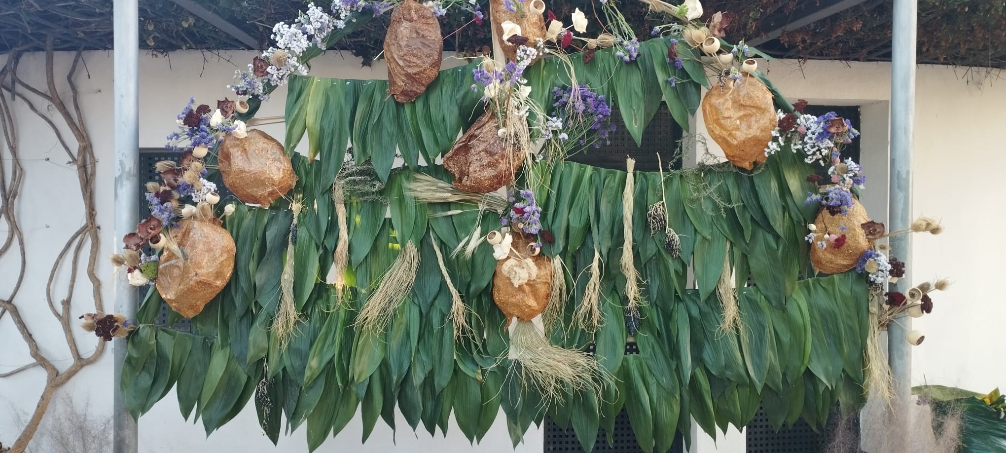 Instalación realizada por los monitores de la actividad con participación de jóvenes de colectivos sociales.
