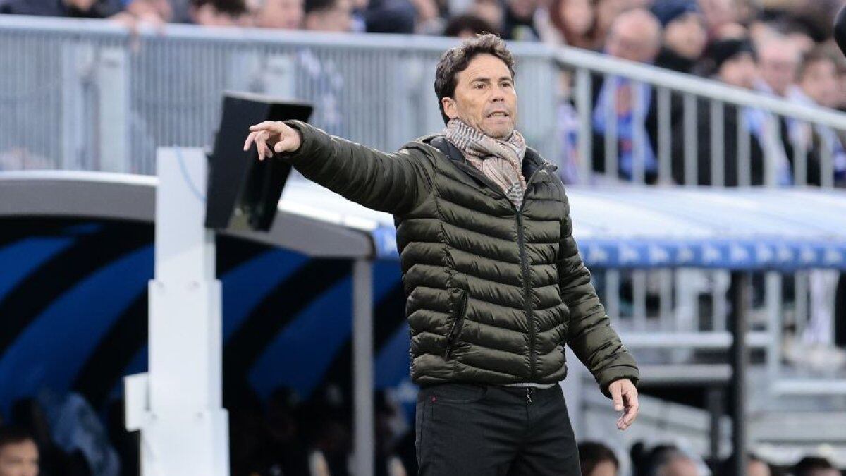 El míster del Almería dando instrucciones en la banda del Ibercaja Estadio.