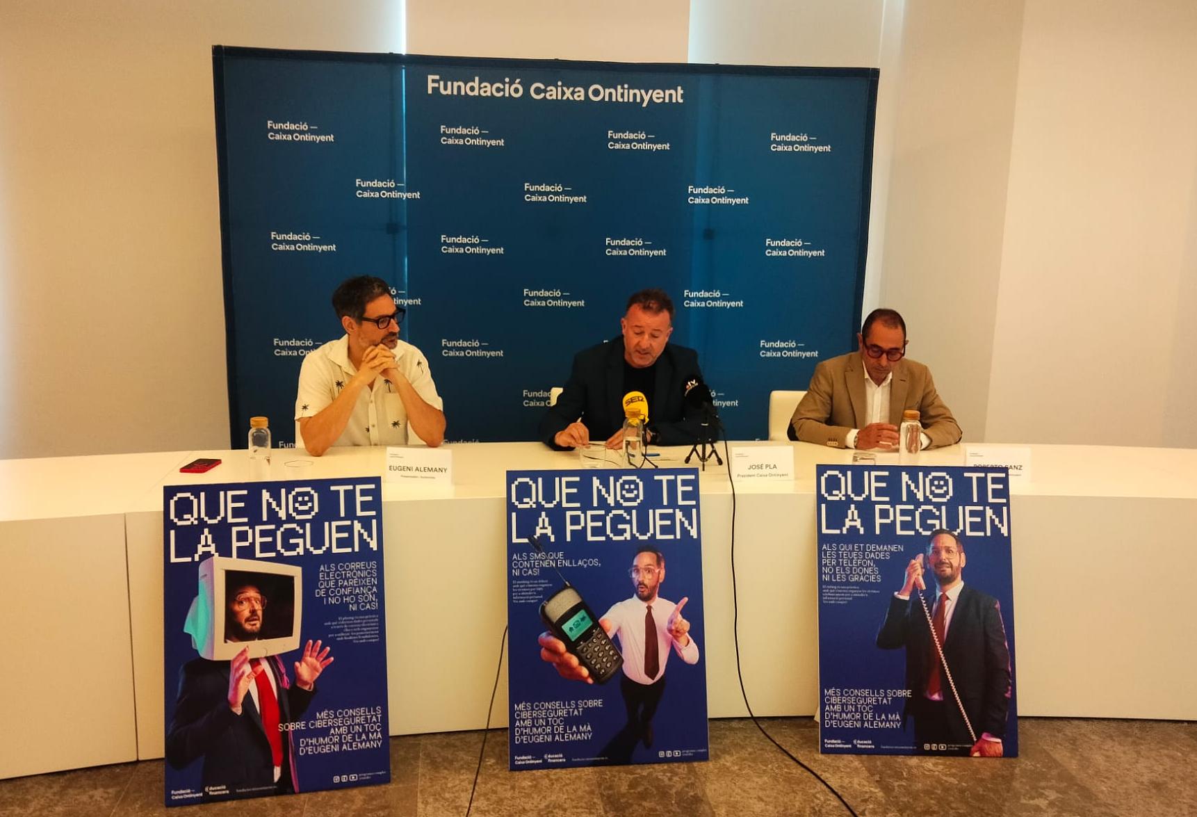 Eugeni Alemany, José Pla, presidente de Caixa Ontinyent, y Roberto Sanz, gerente de la Fundación Caixa Ontinyent, en la presentación de la campaña educativa sobre ciberfraudes.