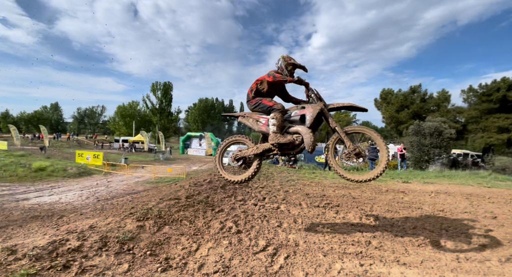 El piloto arandino, Iker Martín durante una de las vueltas en la carrera de categoría OPEN en el circuito de La Calabaza