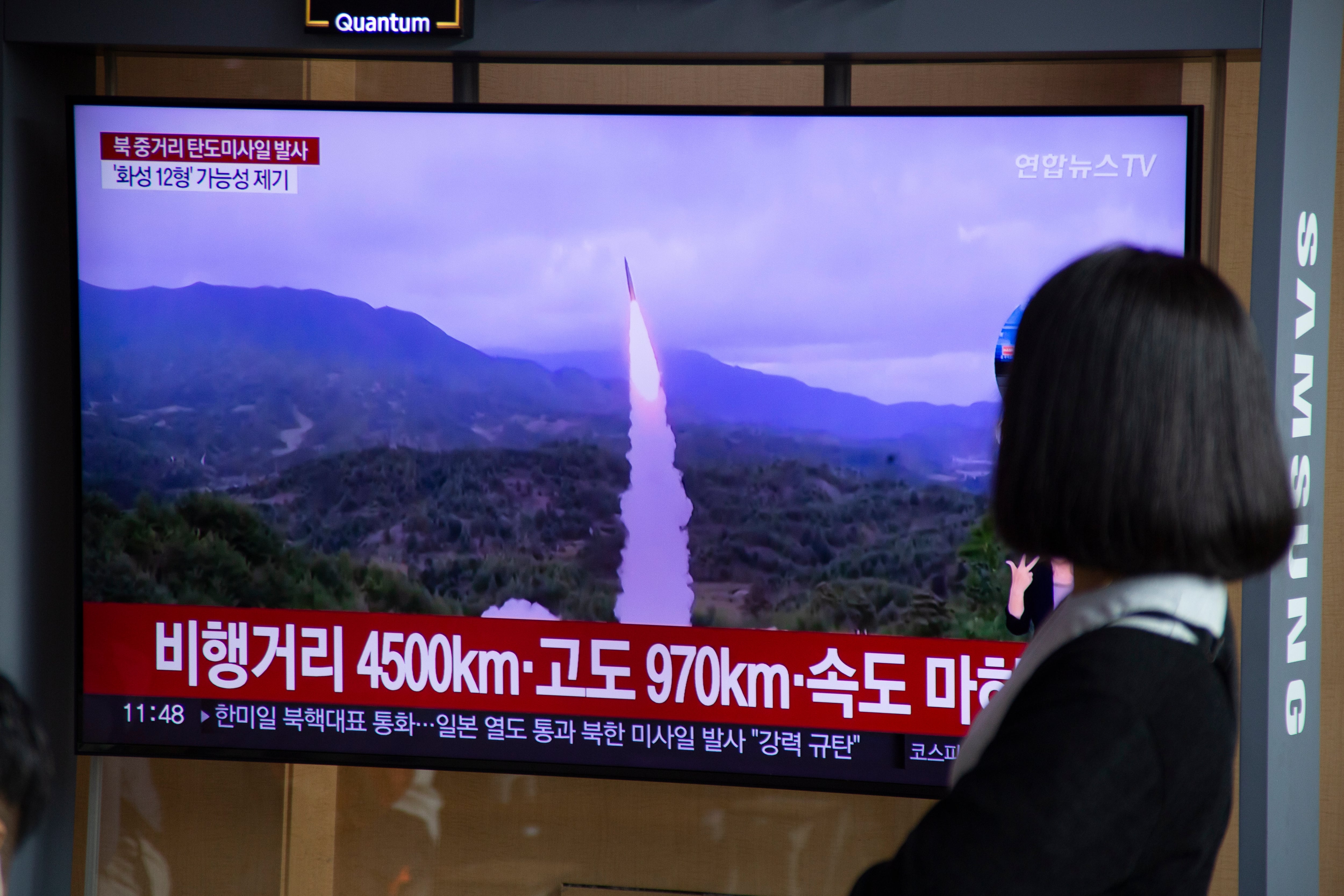 Una mujer mira el lanzamiento de un misil por parte de Corea del Norte en Seúl.