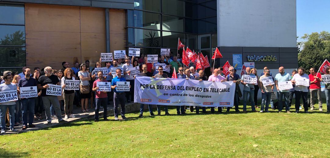 Protesta de los trabajadores frente a la sede de Telecable