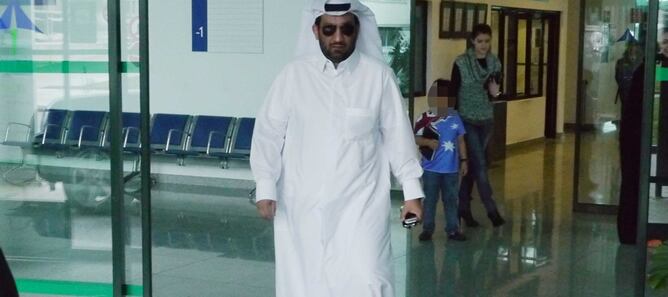 El Jeque Abdullah Al Thani, propietario del Málaga, regresó este sábado a Málaga en un vuelo privado procedente de Qatar con escala en París. Llegó con varios familiares y el domingo estará en el palco del estadio de La Rosaleda para presenciar el partido