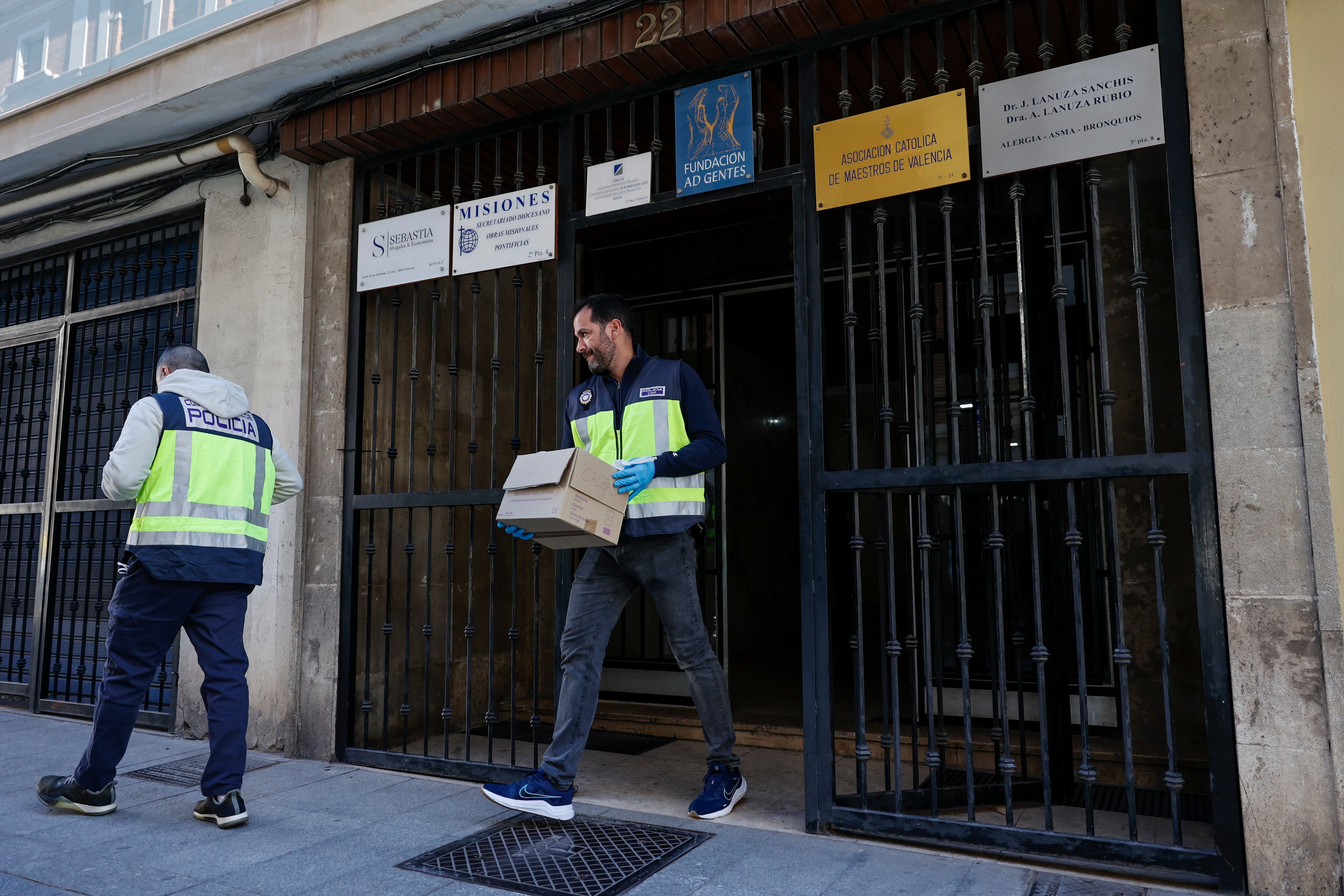 Agentes de la Policía Nacional salen del edificio donde investigan las circunstancias de la muerte del canónigo emérito de la Catedral de València Alfonso López Benito, cuyo cuerpo sin vida ha sido hallado este martes por la mañana en su domicilio del centro de la ciudad, muy próximo a la seo.