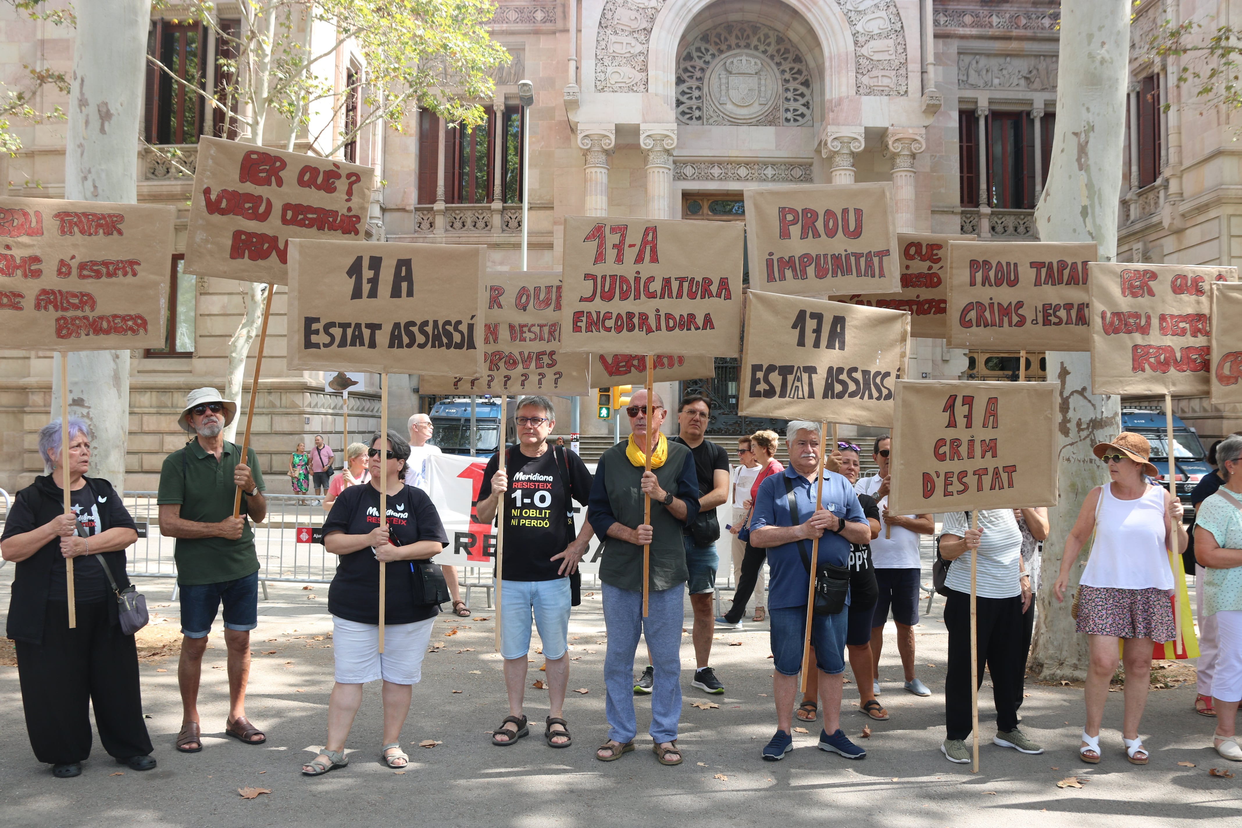 Diverses persones protesten davant l'Audiència de Barcelona contra els "impediments” de l’Estat al voltant del 17-A.