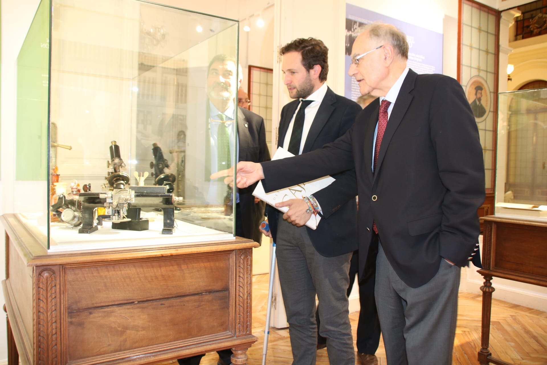 El presidente de la DPH, Isaac Claver, visita una exposición sobre Ramón y Cajal