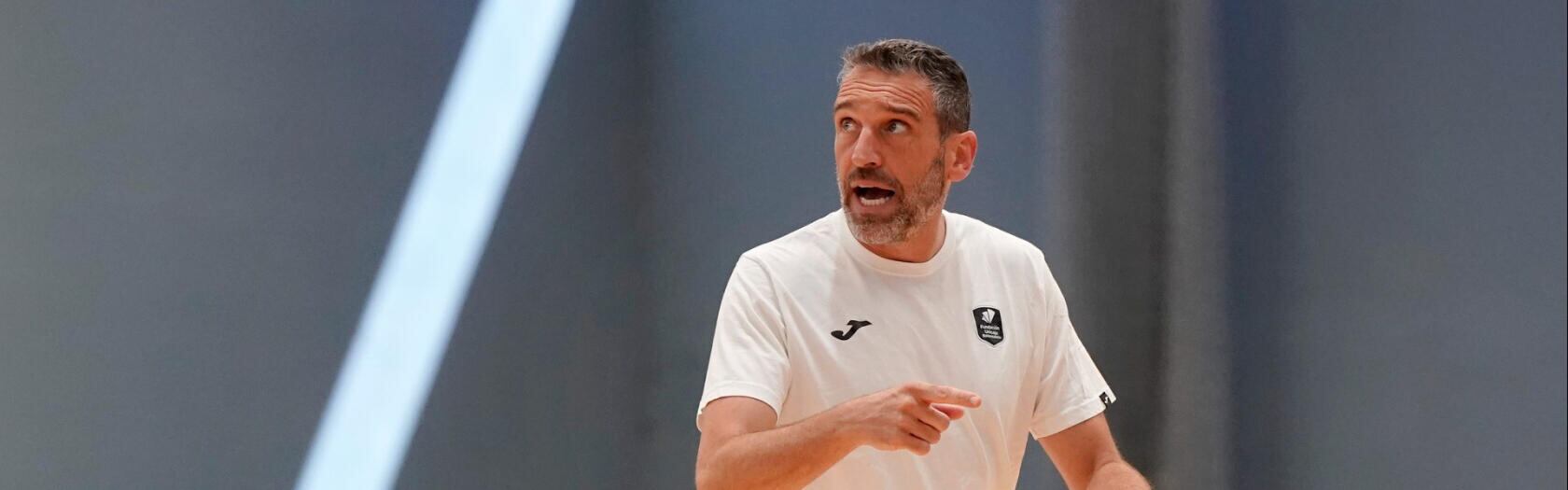 El técnico del Unicaja Ibon Navarro, campeón de la Copa Intercontinental