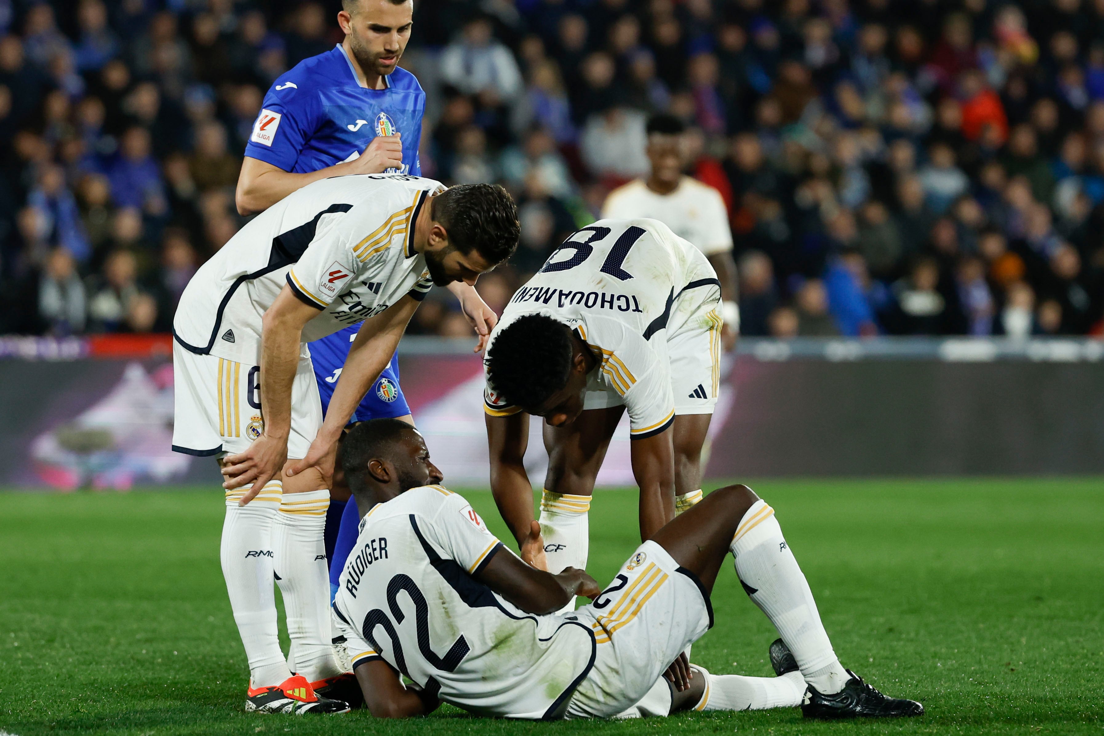 MADRID, 01/02/2024.- El defensa alemán del Real Madrid Antonio Rudiger en el suelo con problemas físicos, durante el partido de la jornada 20 de LaLiga EA Sports que enfrenta al Getafe CF y al Real Madrid hoy jueves en el Coliseum. EFE/JUANJO MARTIN
