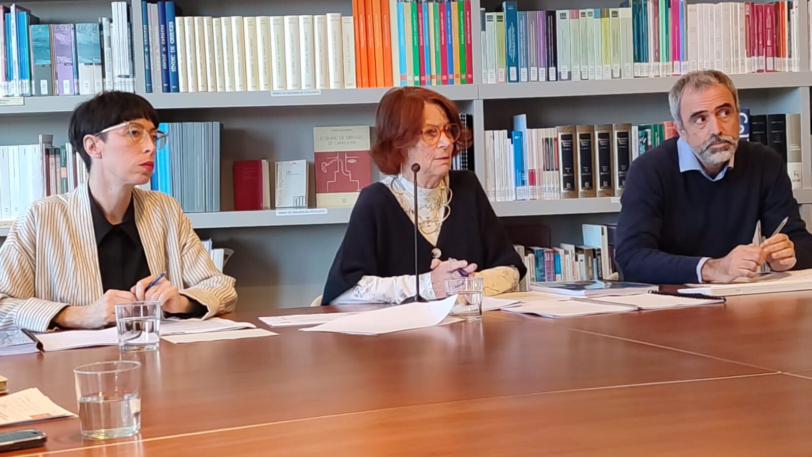 La síndica de greuges, Esther Giménez Salinas, l&#039;adjunta d&#039;infància Aida C. Rodríguez, i el coordinador de l&#039;informe sobre els drets dels infants, Bernat Albaigés