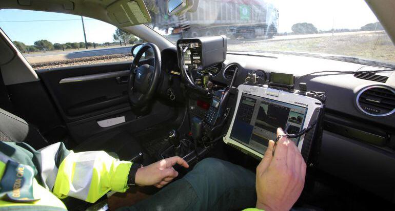 Imagen de un radar estático en un vehículo de la Guardia Civil