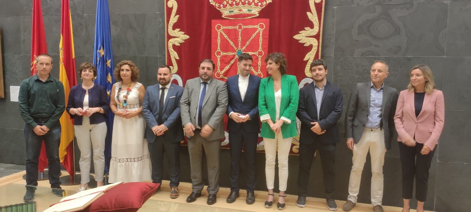 Los miembros de la Mesa del Parlamento de Navarra posan junto a los nuevos parlamentarios que toman posesión en la Cámara foral