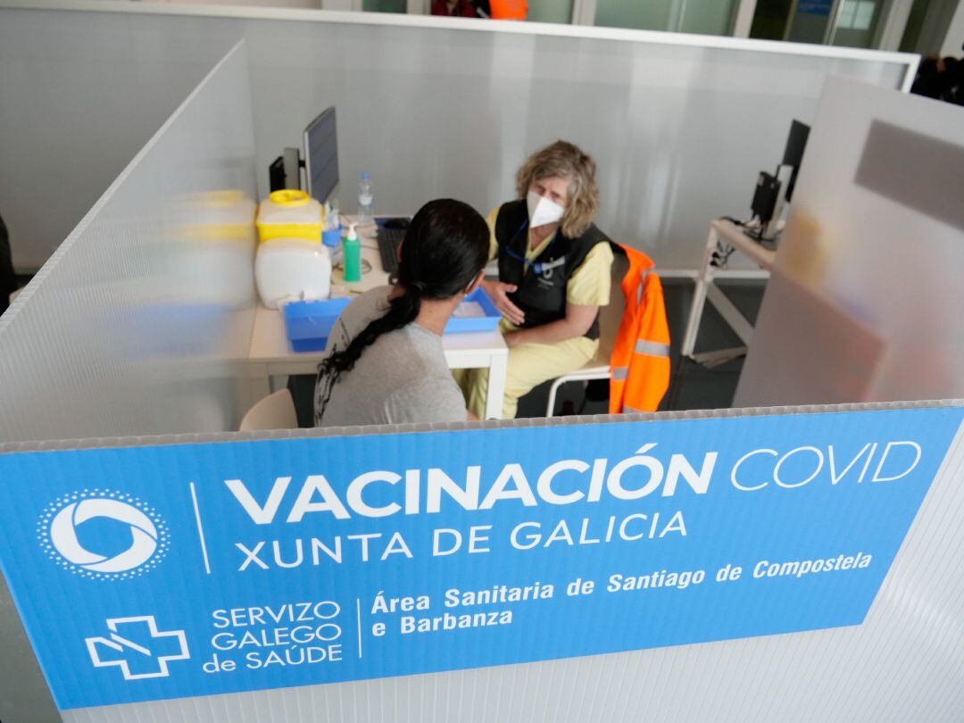 Una mujer habla con una sanitaria en un dispositivo de vacunación contra la COVID-19 en la Cidade da Cultura de Santiago de Compostela, A Coruña, Galicia (España), a 11 de marzo de 2021.