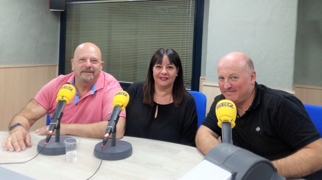 Avilés, "El Rubio" e Inmaculada en el estudio de Radio Elda SER, durante la entrevista.