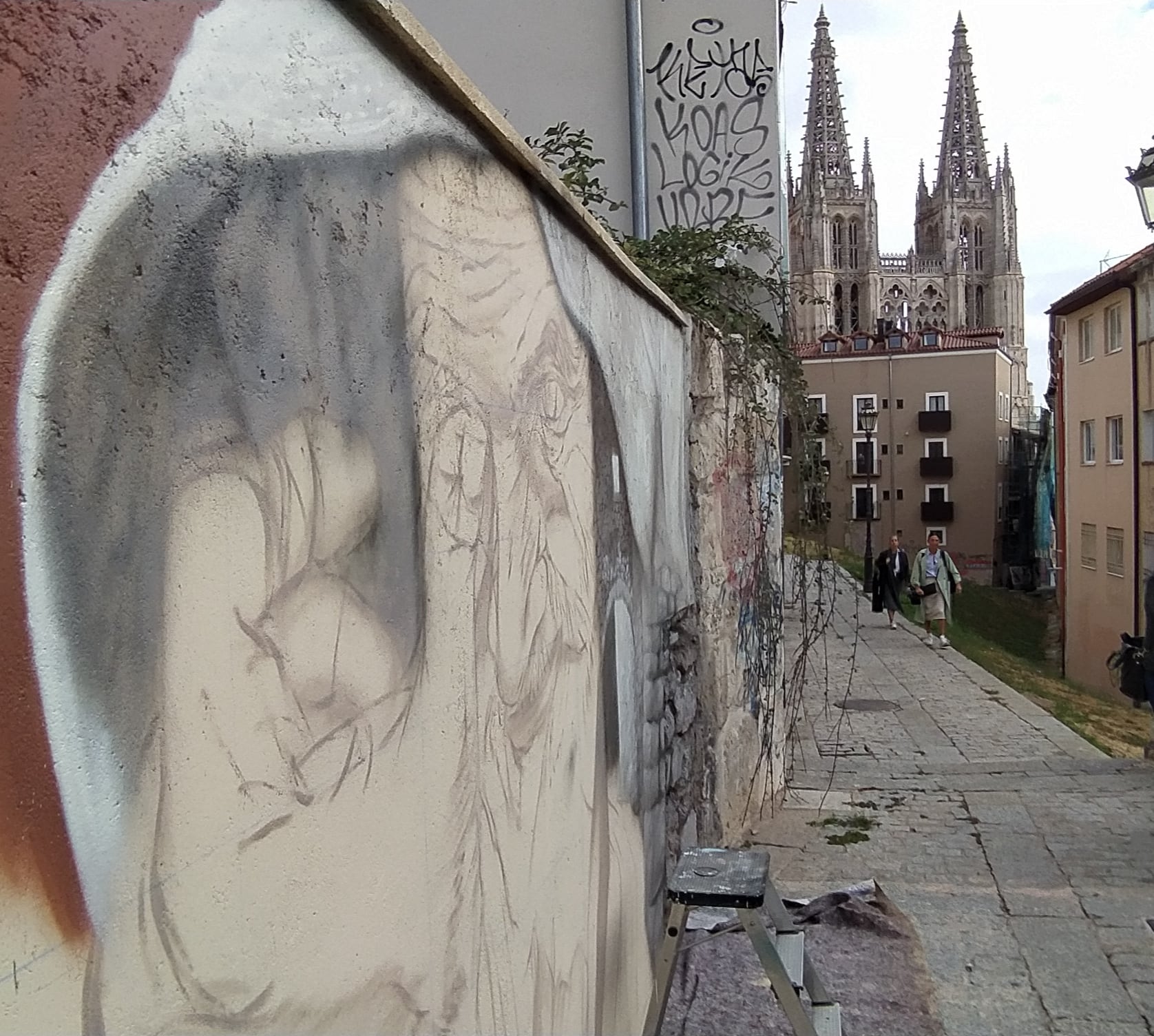 Fragmento del mural de la calle Embajadores con la Catedral al fondo