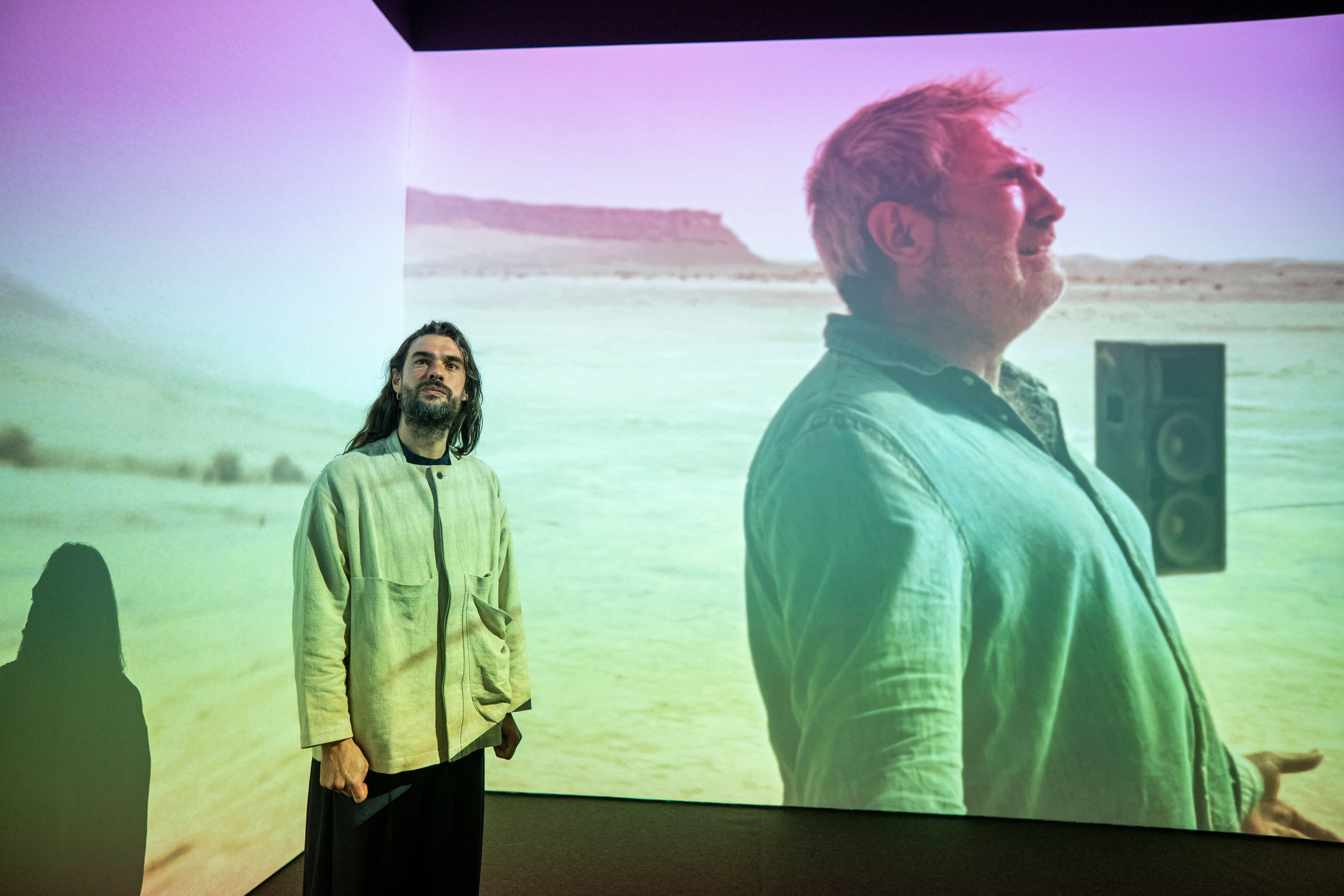 El cineasta gallego Oliver Laxe, ante la instalación 'Oliver Laxe, HU/????. Bailad como si nadie os viera', parte de la investigación y de las grabaciones de la película Sirat. 