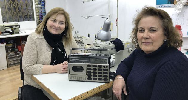 Raquel y Angustias, con su radio, en el taller de costura donde trabajan.