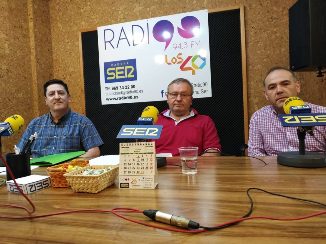 José Talaya (PP) a la izquierda, Martín Cebrián (PSOE) en el centro y José María Oviedo (Unidas Podemos) a la derecha. 