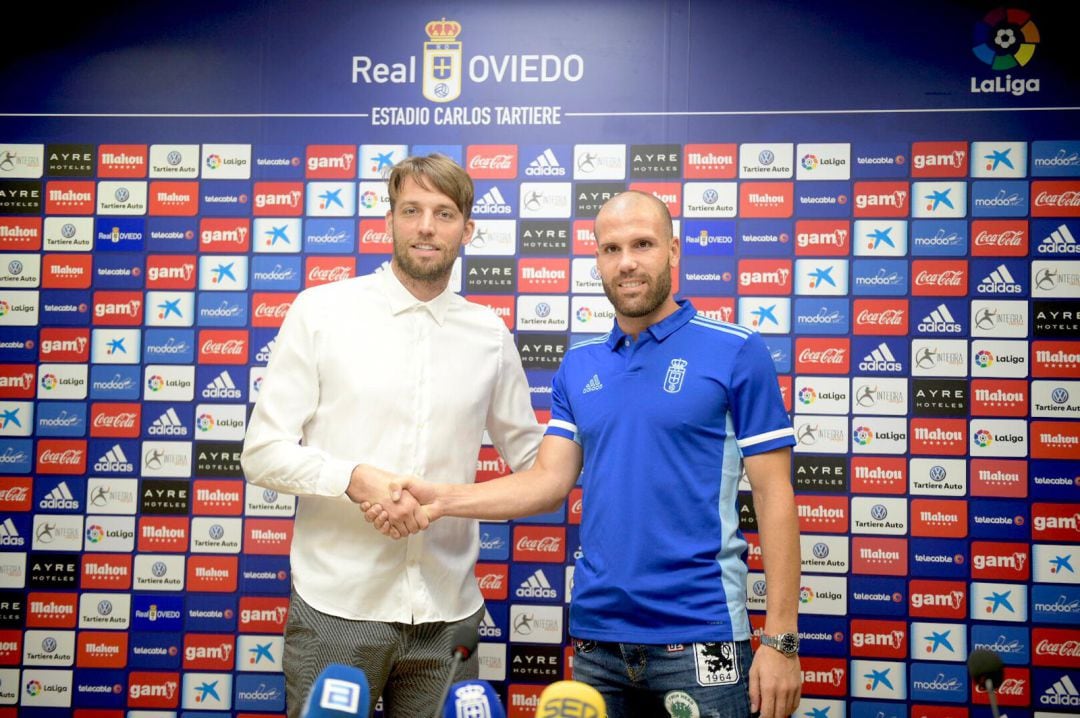 Ortuño estrecha la mano con Michu durante su presentación