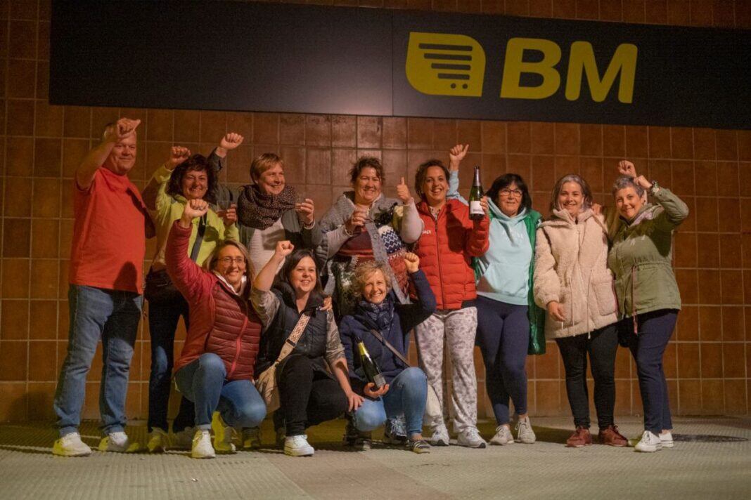 Trabajadoras de Superberriak celebran la retirada del ERE. / Sindicato LAB