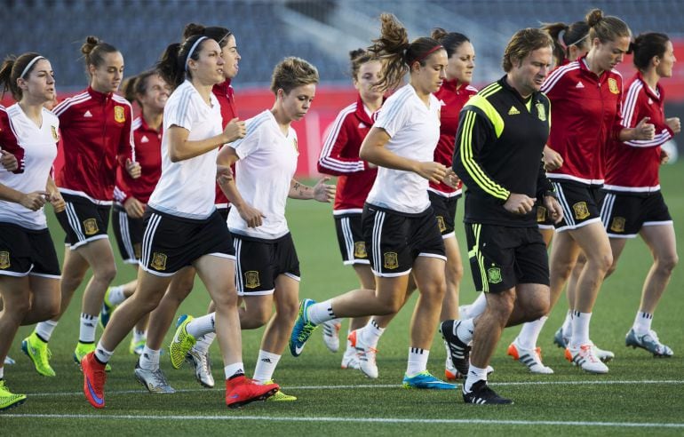 Las jugadoras del equipo nacional de fútbol de España durante un entrenamiento