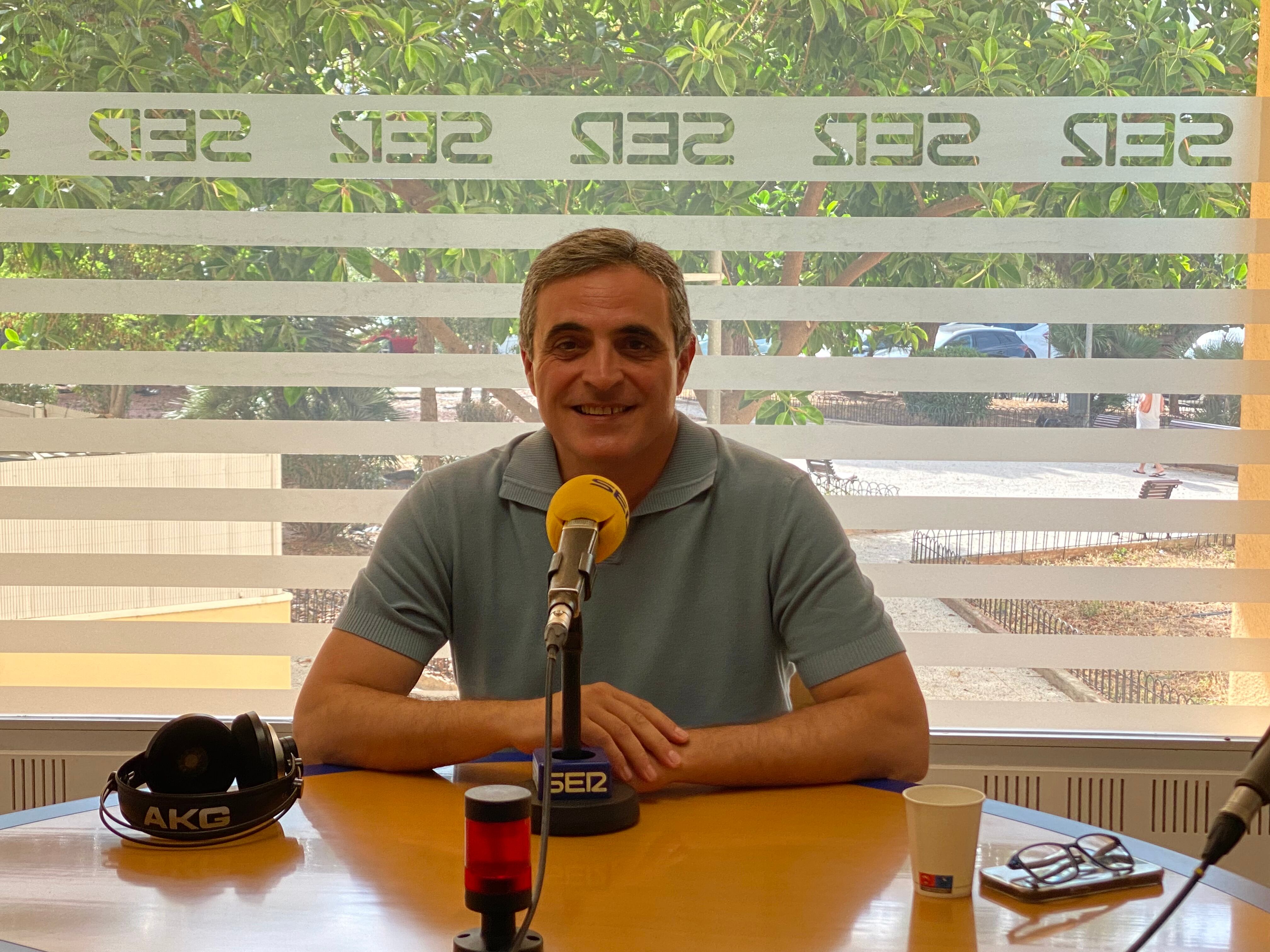 José Vicente Marí Bosó en los estudios de Radio Ibiza