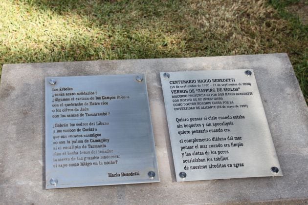 Placa colocada en la Universidad de Alicante con motivo del centenario del nacimiento de Mario Benedetti