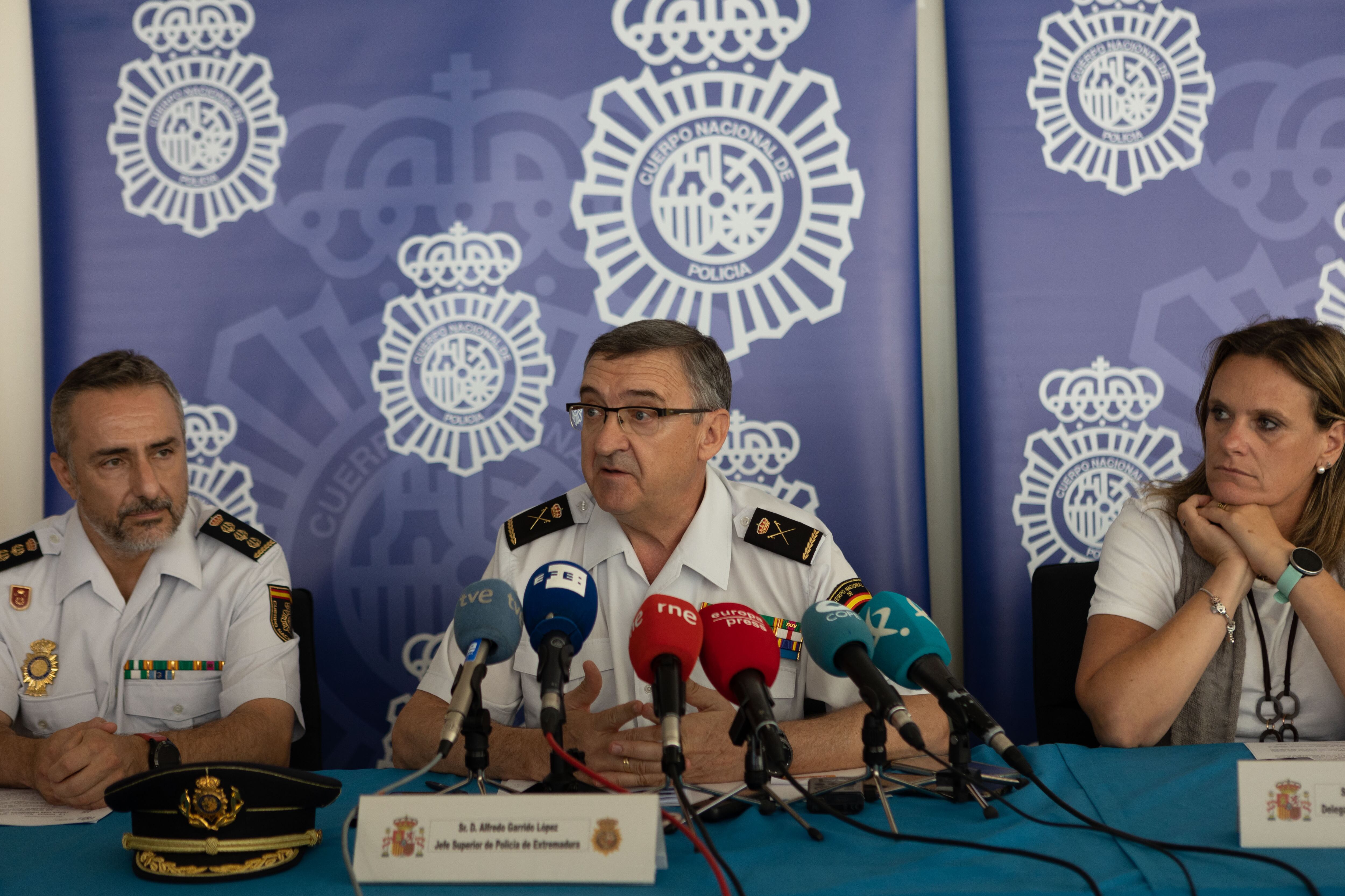 La Policía Nacional ofreció a finales de julio una rueda de prensa con más detalles sobre el mediático robo de 45 botellas de vino de la popular bodega del restaurante Atrio (EFE/Jero Morales).