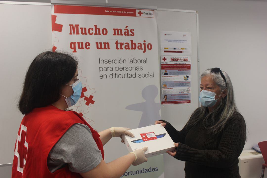 Entrega del material de Cruz Roja para favorecer los programas de empleo