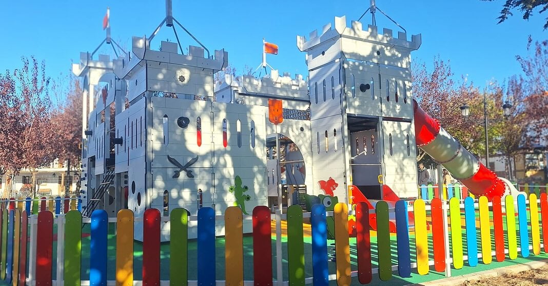 El nuevo parque infantil ocupa buena parte de la plaza de España
