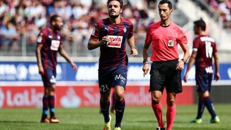 Pedro Leon va a sacar un córner en el derbi contra la Real