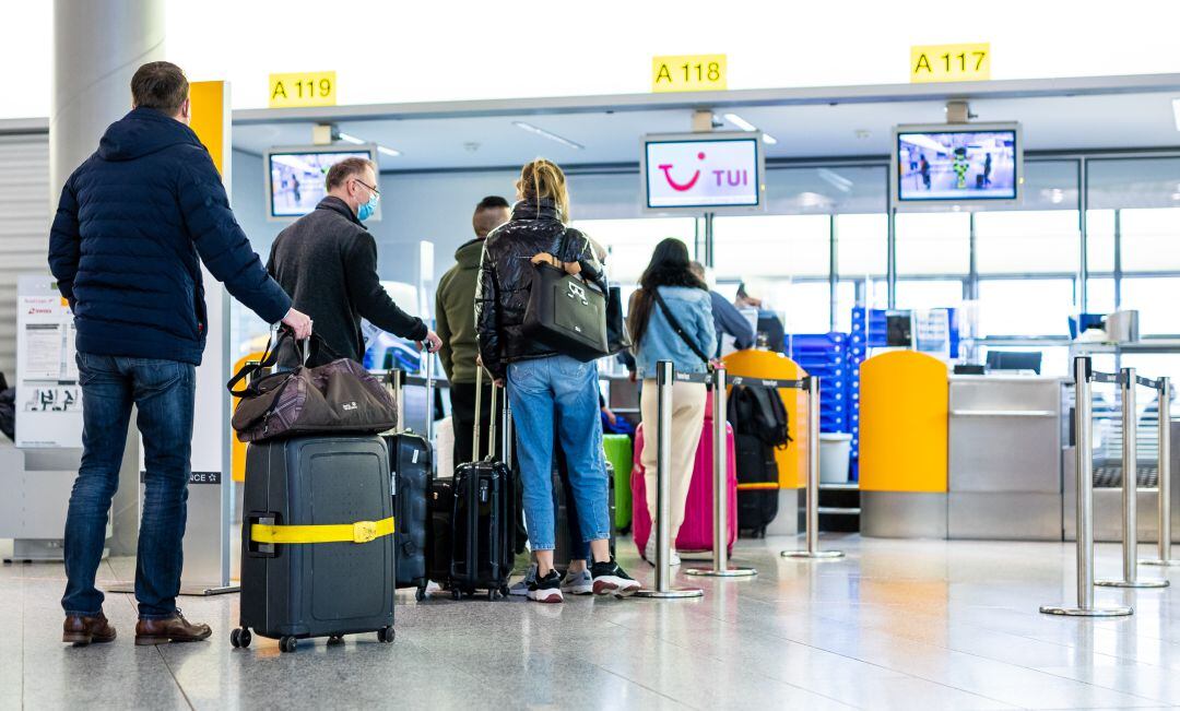 Turistas alemanes llegando al aeropuerto de Palma de Mallorca.