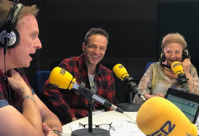 Julita, Gustavo y Tom en los estudios de la SER