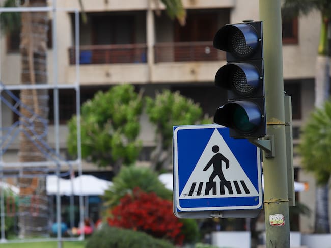 BREÑA ALTA (LA PALMA), 10/06/2025.- Un cero energético ha dejado sin luz este martes a la isla de La Palma, habitada por 83.875 personas, «por un disparo de turbina de generación» que ha llevado al apagón, lo que ha afectado a un total de 50.289 suministros, según ha informado Endesa, que ya ha conseguido restablecer el 70 por ciento del servicio. EFE / LUIS G MORERA