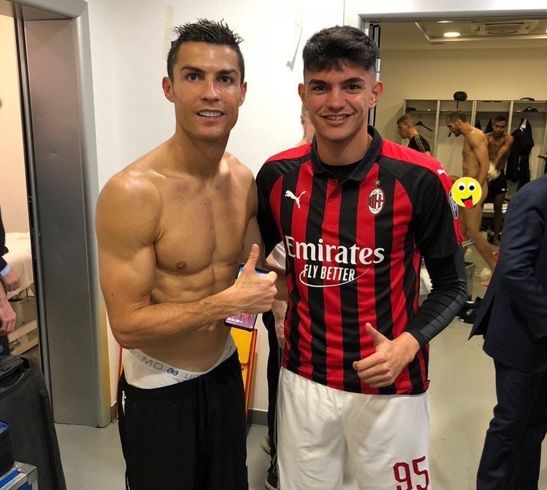 La foto de Cristiano, con la pillada a Chiellini de fondo