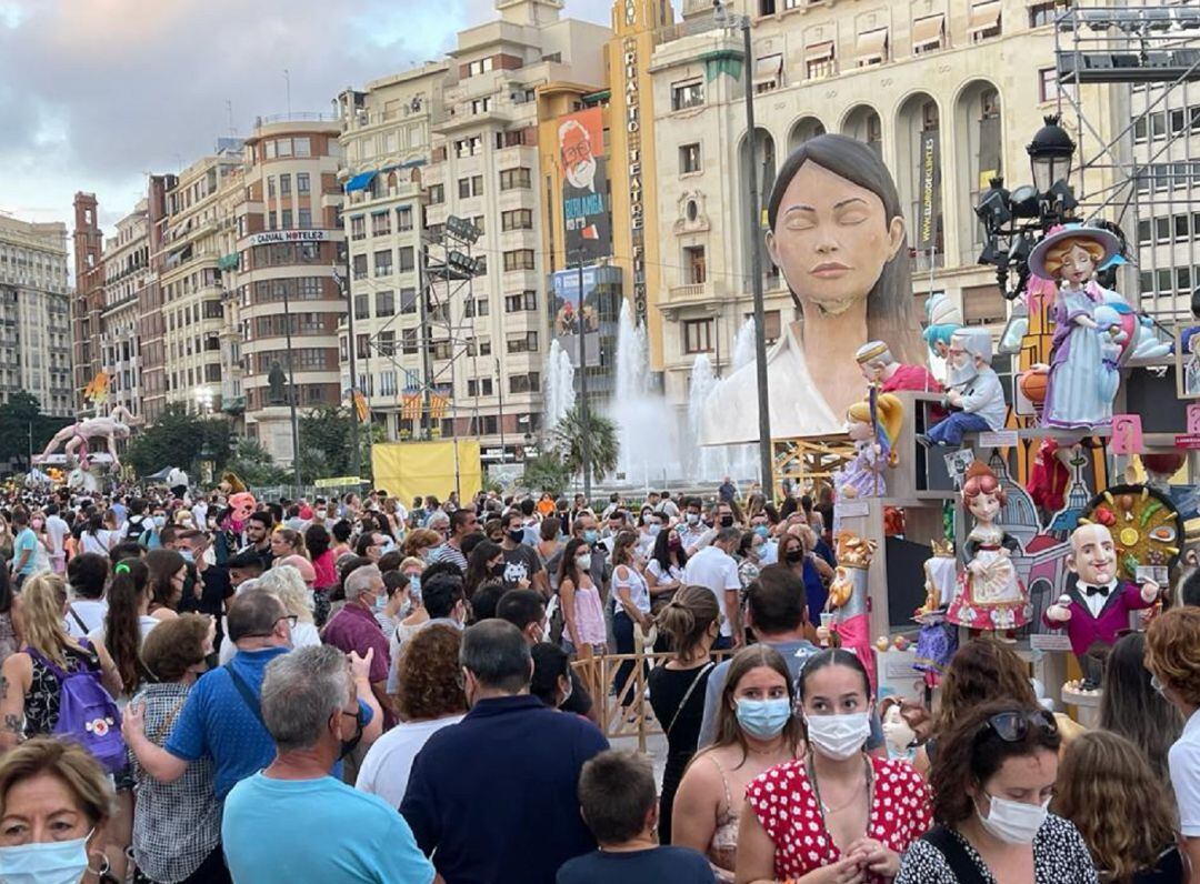 La Plaza del Ayuntamiento de València durante las fallas de septiembre 2021