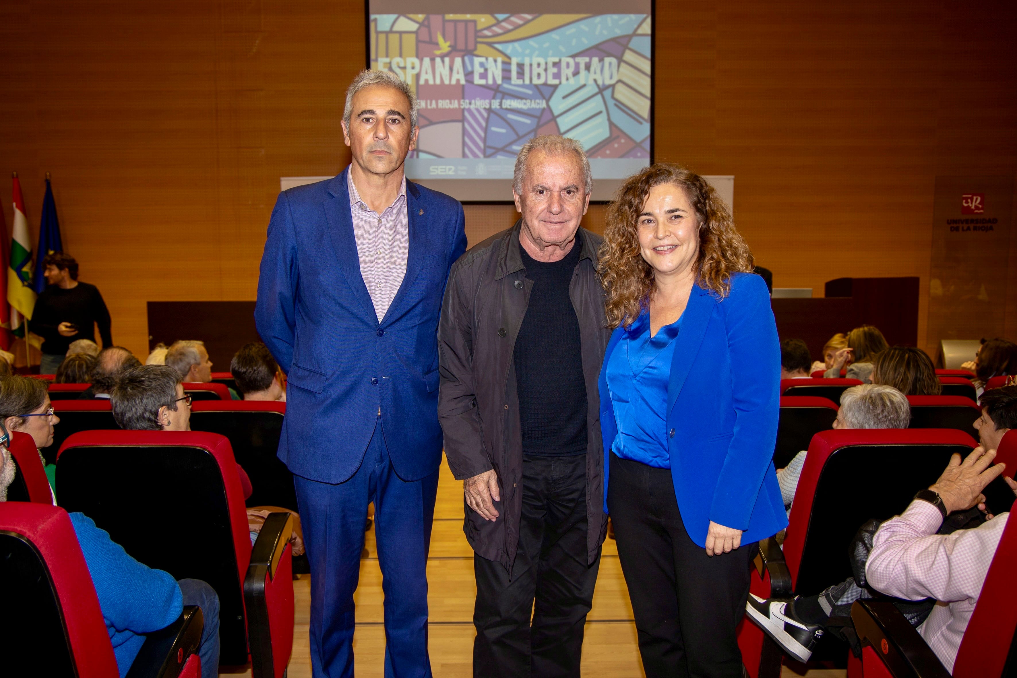 LOGROÑO, 14/11/2025.- El cantautor Víctor Manuel (c) acompañado por la delegada del Gobierno en La Rioja, Beatriz Arraiz y el director Radio Rioja, Cadena SER , Alberto Aparicio, participan en la mesa redonda sobre &#039;La Transición en España&#039;, con motivo de la celebración ?España en Libertad. 50 años?, este viernes en Logroño. EFE/Raquel Manzanares
