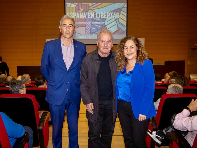 LOGROÑO, 14/11/2025.- El cantautor Víctor Manuel (c) acompañado por la delegada del Gobierno en La Rioja, Beatriz Arraiz y el director Radio Rioja, Cadena SER , Alberto Aparicio, participan en la mesa redonda sobre 'La Transición en España', con motivo de la celebración ?España en Libertad. 50 años?, este viernes en Logroño. EFE/Raquel Manzanares