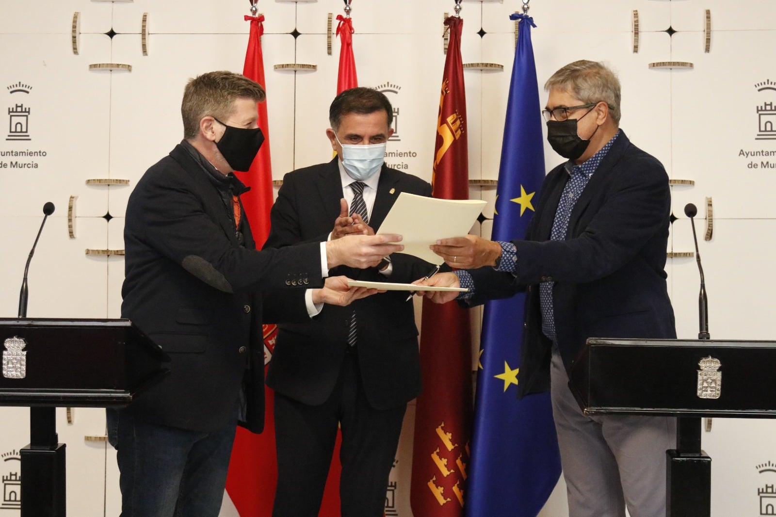 La firma del convenio tuvo lugar en la Sala de Corregidores del Ayuntamiento de Murcia