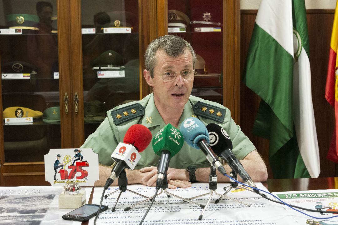 La Guardia Civil sale a la calle para celebrar su 175 aniversario con los almerienses. 