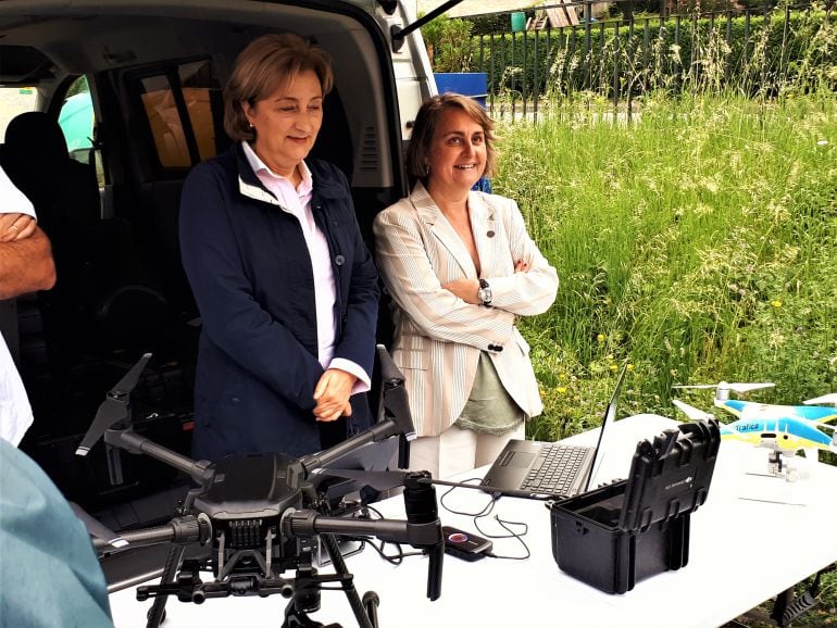 La delegada del Gobierno Delia Losa, y la jefa provincial de Tráfico, Raquel Casado, observan el dron a punto de despegar en Frieres